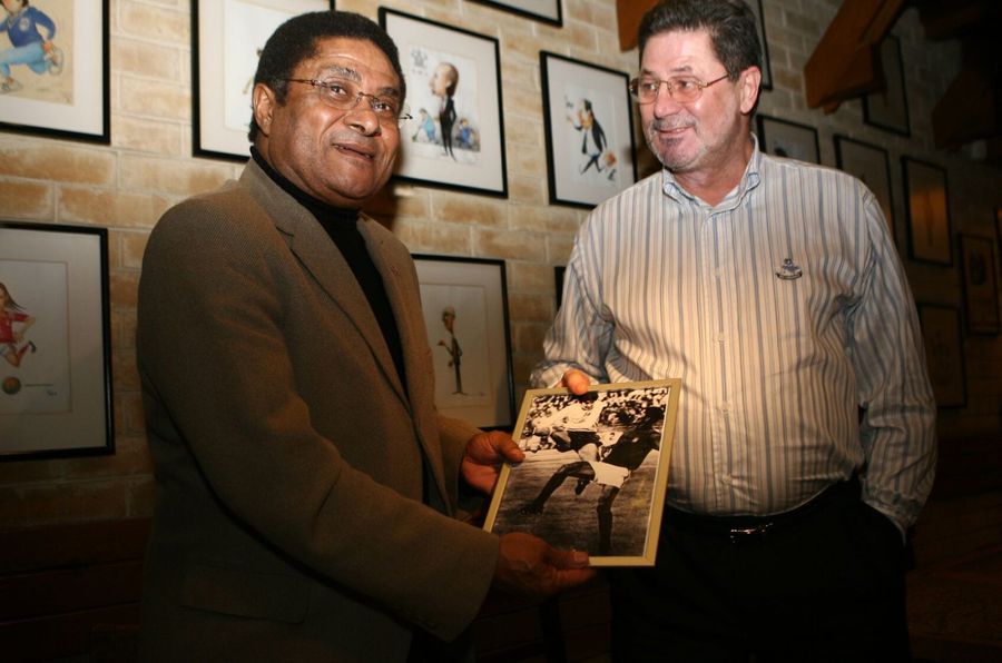 Cornel Dinu și Eusebio. Fotografie în fotografie Cât o mie de cuvinte