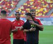 Jucătorii lui Dinamo și FCSB au ieșit pentru inspecția gazonului // Foto: Ionuț Iordache GSP