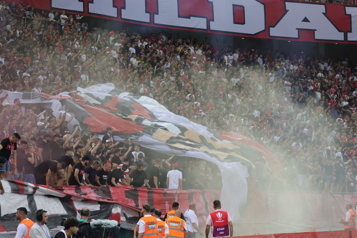 Scenografie cu bucluc în derby! Dinamoviștii n-au putut să-l miște pe „Mario”