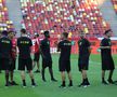 Jucătorii lui Dinamo și FCSB au ieșit pentru inspecția gazonului // Foto: Ionuț Iordache GSP