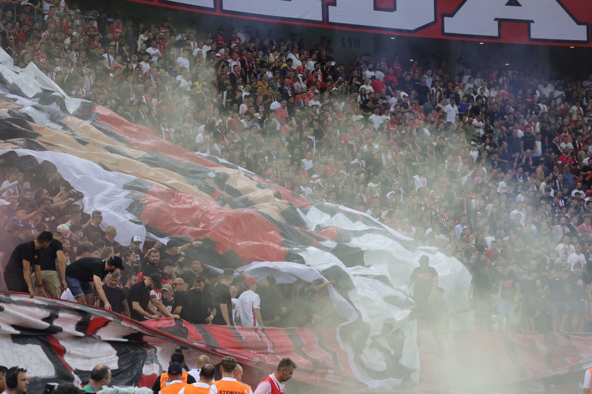 Scenografie cu bucluc în derby! Dinamoviștii n-au putut să-l miște pe „Mario”