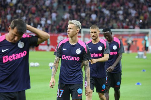 Radunovic, Tavi Popescu, Bîrligea, Alhassan/ Încălzirea jucătorilor de la FCSB înainte de derby-ul cu Dinamo/ foto: Ionuț Iordache (GSP)