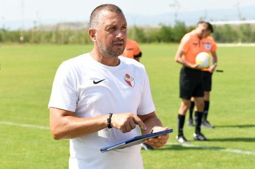 EXCLUSIV Hat-trick-ul lui Kehinde Fatai a răpus-o pe FC Bacău la debutul în L2 » Costel Enache: „Îi înțeleg pe jucători”