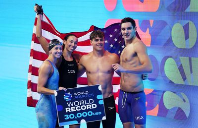 Record mondial pentru ștafeta mixtă a Statelor Unite » Rivalul lui David Popovici a avut o contribuție importantă