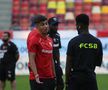 Jucătorii lui Dinamo și FCSB au ieșit pentru inspecția gazonului // Foto: Ionuț Iordache GSP