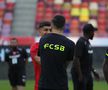 Jucătorii lui Dinamo și FCSB au ieșit pentru inspecția gazonului // Foto: Ionuț Iordache GSP
