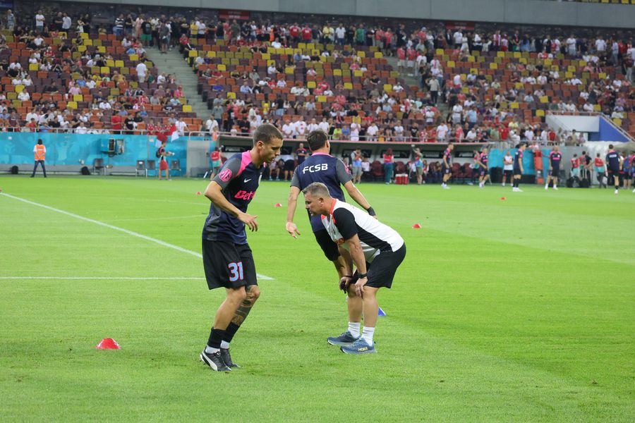 Cisotti și Thomas Neubert. Încălzirea jucătorilor de la FCSB înainte de derby-ul cu Dinamo/ foto: Ionuț Iordache (GSP) Veste proastă pentru FCSB! » Favoritul lui Gigi Becali află astăzi cât de gravă e accidentarea