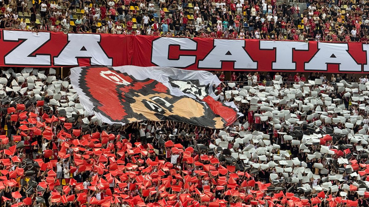 Scenografie cu bucluc în derby! Dinamoviștii n-au putut să-l miște pe „Mario”