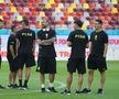 Jucătorii lui Dinamo și FCSB au ieșit pentru inspecția gazonului // Foto: Ionuț Iordache GSP
