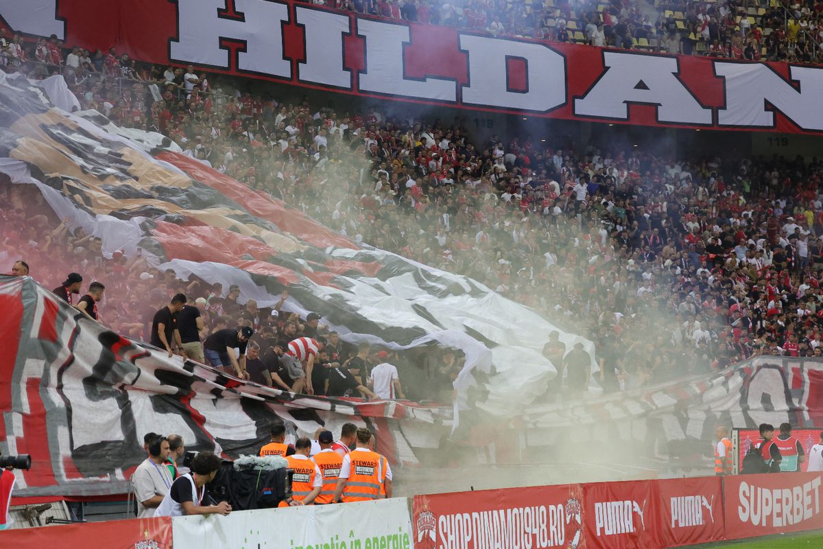 Scenografie cu bucluc în derby! Dinamoviștii n-au putut să-l miște pe „Mario”