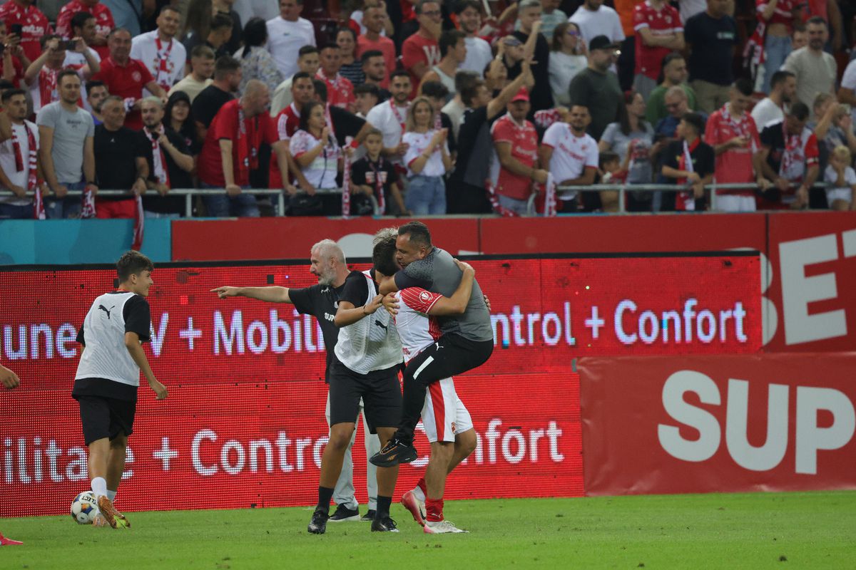 Imagini spectaculoase: Dinamo, în sărbătoare pe gazon » Florentin Petre s-a dezlănțuit