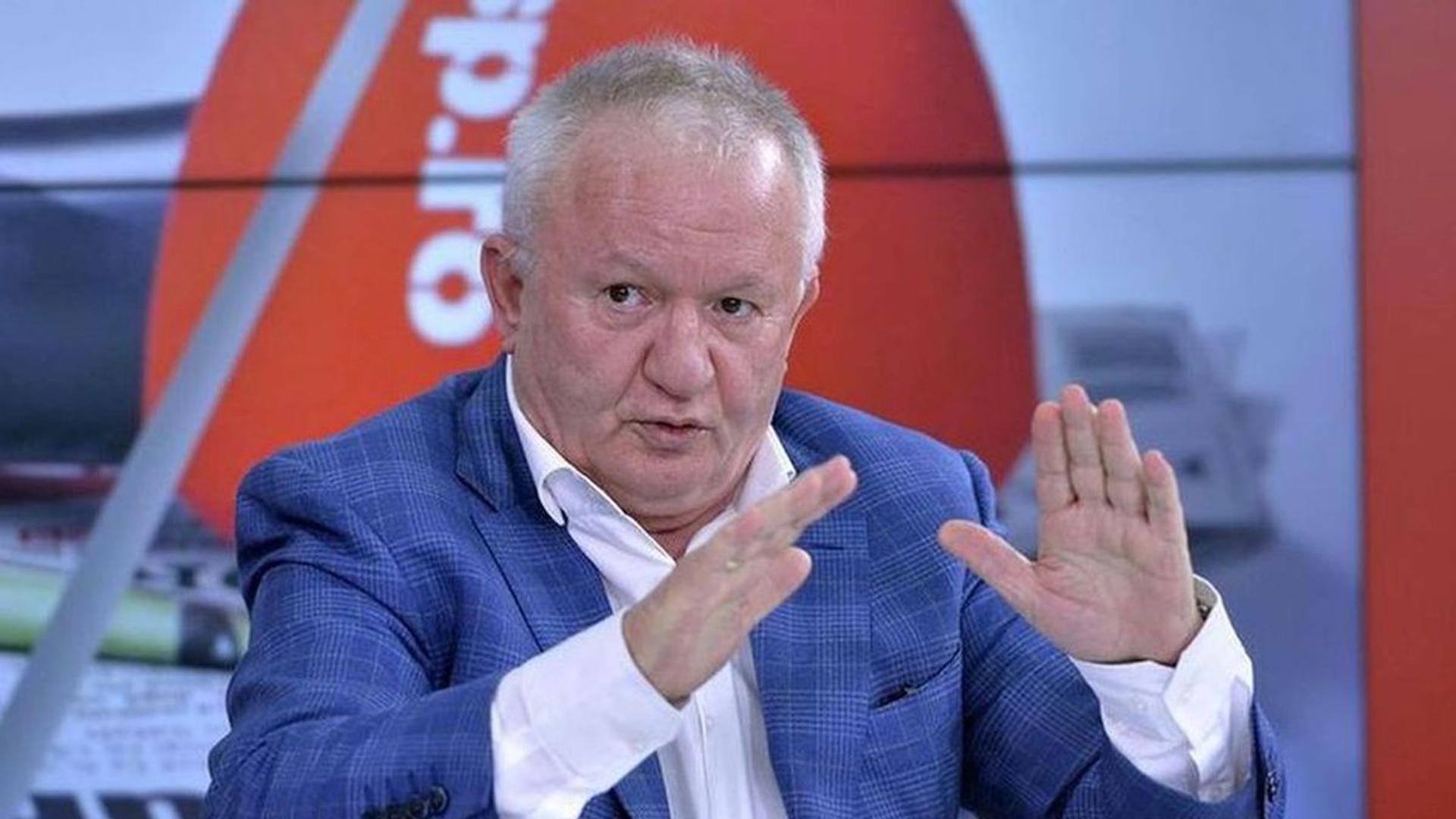 Adrian Porumboiu criticând arbitrajul fotbal și explicțiile lui Kyros Vassaras în conferință de presă oficială, cu accente tensionate. | sursa foto: Gazeta Sporturilor