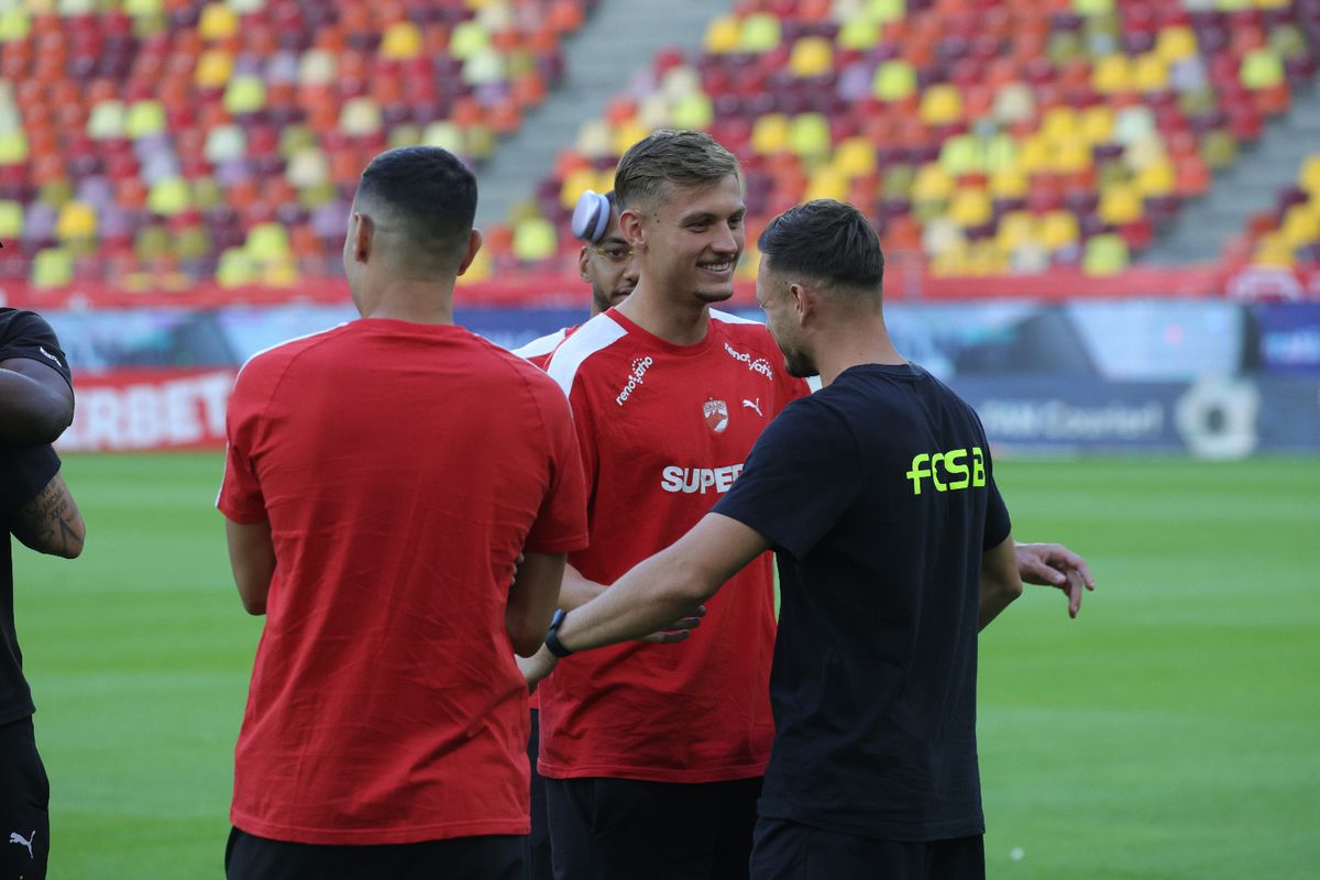 Dinamo - FCSB, imagini de încălzire: cum au fost primiți Politic și Musi de foștii colegi