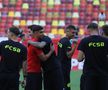 Jucătorii lui Dinamo și FCSB au ieșit pentru inspecția gazonului // Foto: Ionuț Iordache GSP