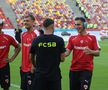 Jucătorii lui Dinamo și FCSB au ieșit pentru inspecția gazonului // Foto: Ionuț Iordache GSP