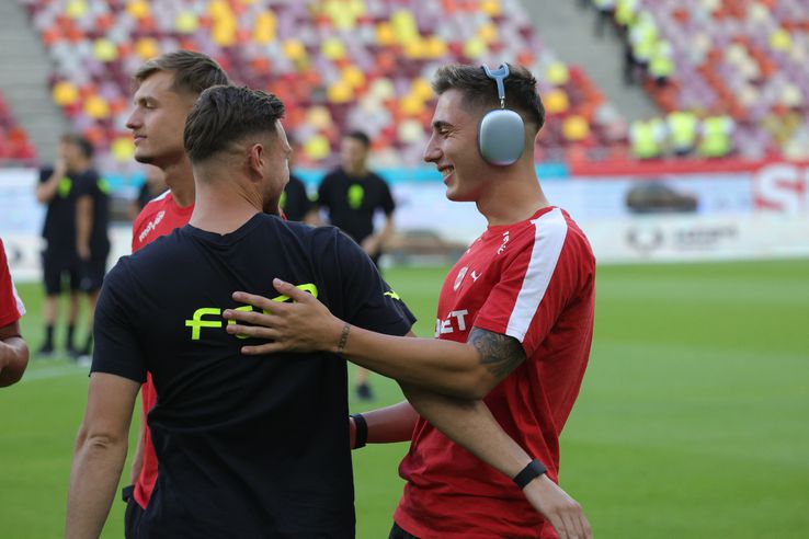 Jucătorii lui Dinamo și FCSB au ieșit pentru inspecția gazonului // Foto: Ionuț Iordache GSP