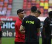 Jucătorii lui Dinamo și FCSB au ieșit pentru inspecția gazonului // Foto: Ionuț Iordache GSP