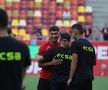 Jucătorii lui Dinamo și FCSB au ieșit pentru inspecția gazonului // Foto: Ionuț Iordache GSP
