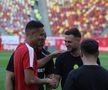 Jucătorii lui Dinamo și FCSB au ieșit pentru inspecția gazonului // Foto: Ionuț Iordache GSP