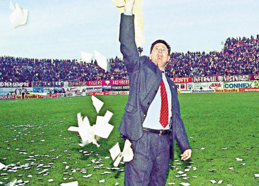 Cornel Dinu, arătând arogant și triumfător prosopul rivalilor, după un 4-1 de poveste în Grant Cât o mie de cuvinte