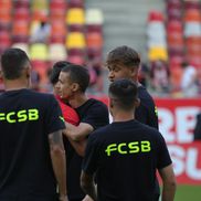 Jucătorii lui Dinamo și FCSB au ieșit pentru inspecția gazonului // Foto: Ionuț Iordache GSP