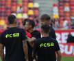 Jucătorii lui Dinamo și FCSB au ieșit pentru inspecția gazonului // Foto: Ionuț Iordache GSP