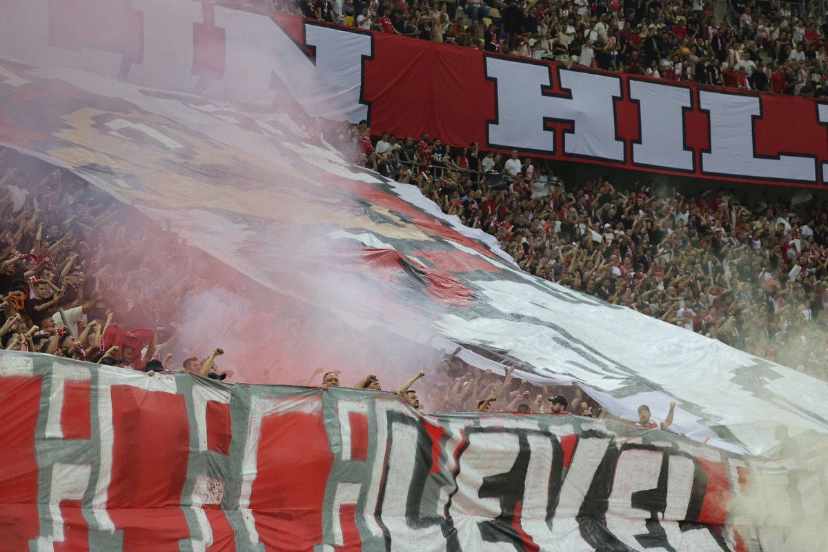 Scenografie cu bucluc în derby! Dinamoviștii n-au putut să-l miște pe „Mario”