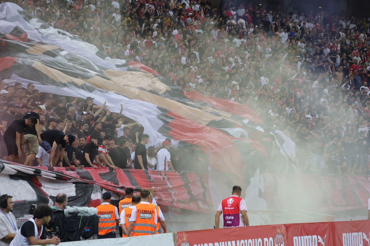 Scenografie cu bucluc în derby! Dinamoviștii n-au putut să-l miște pe „Mario”