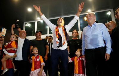 VIDEO Radamel Falcao, primit ca un zeu la Galatasaray » Imagini incredibile din aeroport!
