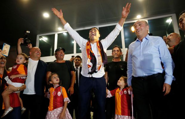 VIDEO Radamel Falcao, primit ca un zeu la Galatasaray » Imagini incredibile din aeroport!
