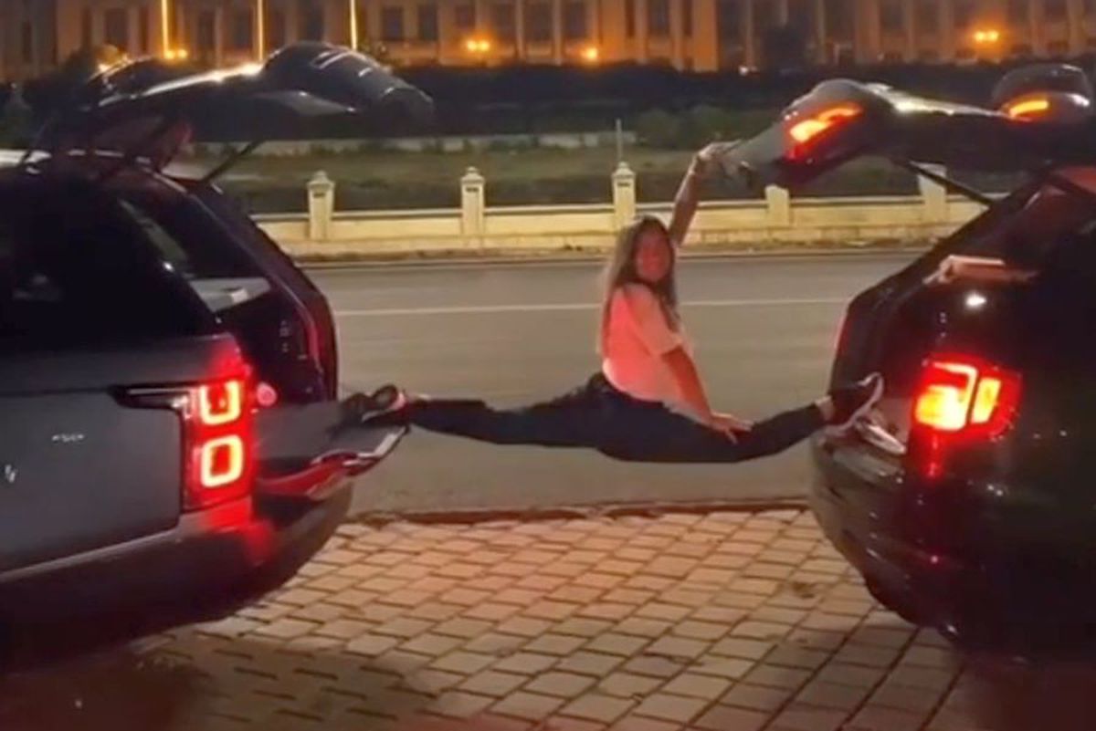 VIDEO Șpagatul perfect pe două mașini de lux! Gimnasta Asiana Peng a făcut senzație în Piața Constituției