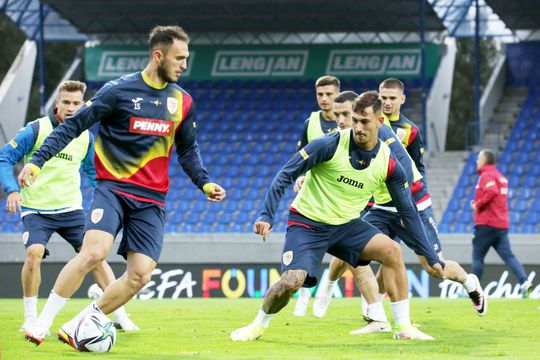 Jovan Markovic (centru), la antrenamentele echipei naționale // foto: frf.ro