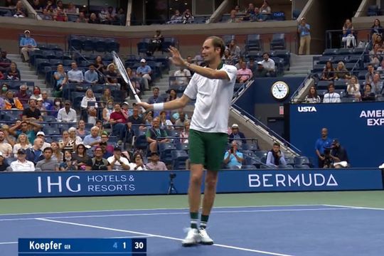Programul zilei cu numărul 3 de la US Open 2021 a fost dat peste cap de vremea de la New York. Partidele duse la bun sfârșit au oferit însă lovituri de excepție.