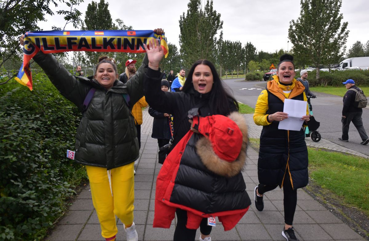 „Luptă, goluri, victorie!” » Ne simțim ca acasă la Reykjavík. Se aude puternic: "România, România, România!"