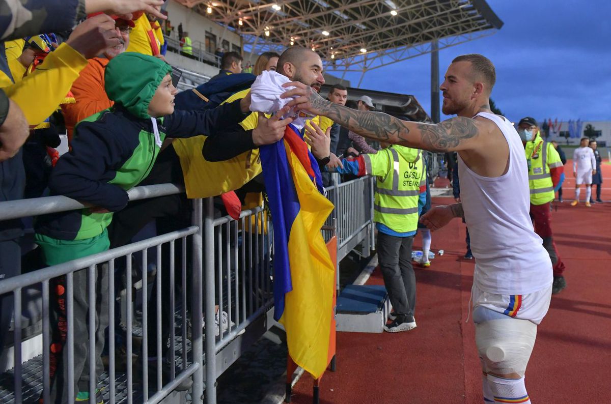 „Luptă, goluri, victorie!” » Ne simțim ca acasă la Reykjavík. Se aude puternic: "România, România, România!"