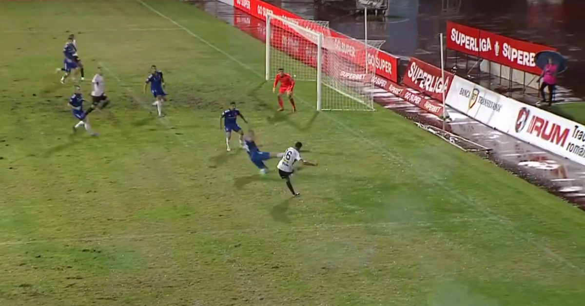 Cel mai norocos gol din Liga 1!  A ratat preluarea, pasa, șutul, dar mingea a intrat în poartă printre picioarele goalkeeperului