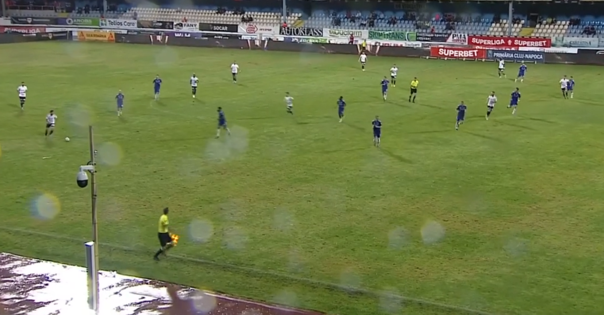 Cel mai norocos gol din Liga 1!  A ratat preluarea, pasa, șutul, dar mingea a intrat în poartă printre picioarele goalkeeperului