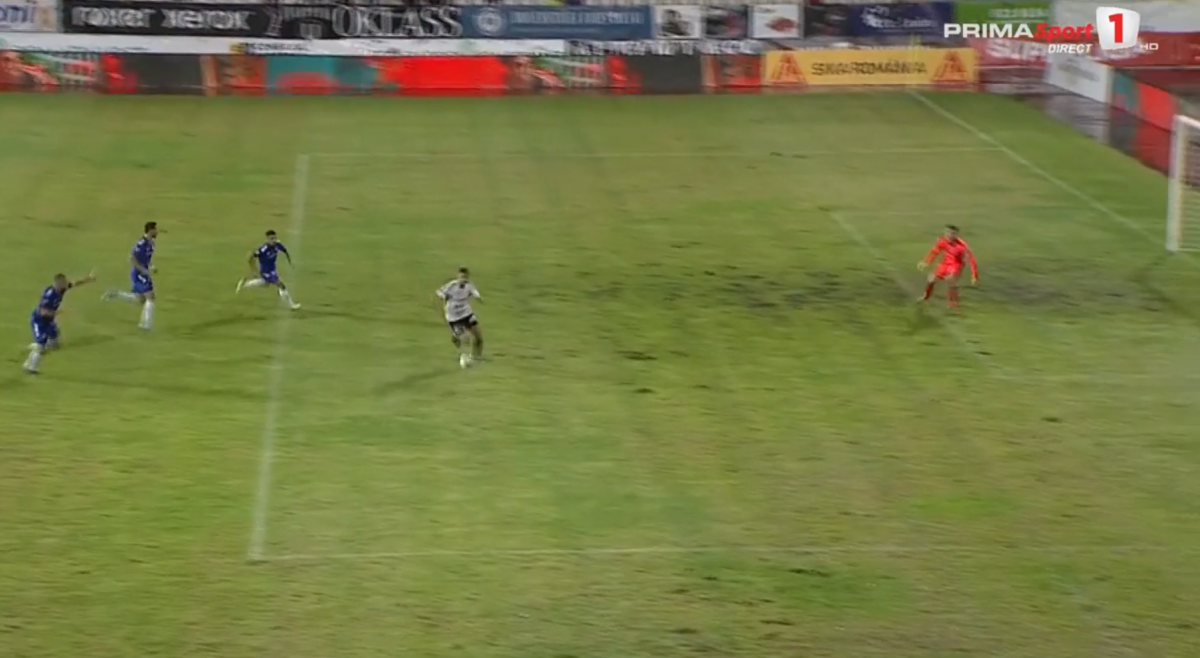 Cel mai norocos gol din Liga 1!  A ratat preluarea, pasa, șutul, dar mingea a intrat în poartă printre picioarele goalkeeperului