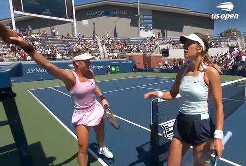 Marta Kostyuk (stânga) și Victoria Azarenka după meciul de la US Open