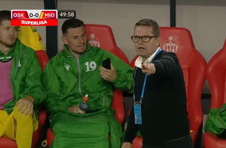 FOTO: Captură @Orange Sport Blănaru, surprins pe telefon în timpul meciului Sepsi - Mioveni: „Mi se pare foarte grav!”