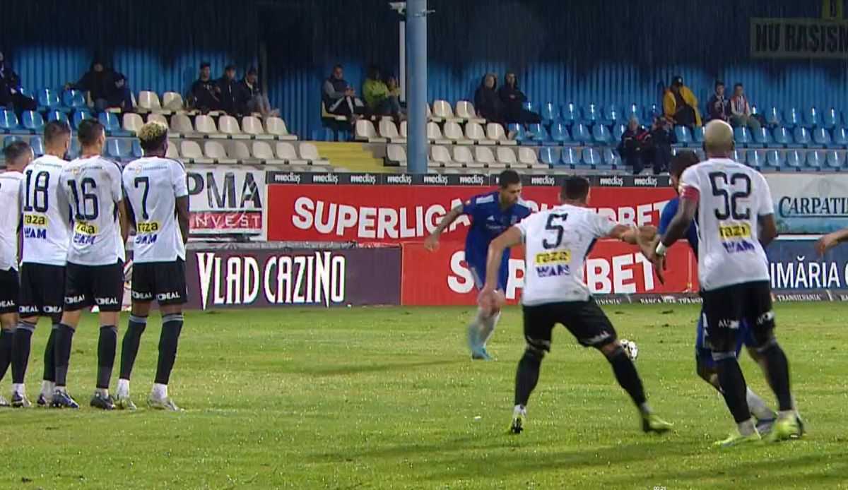 Gabi Iancu, execuție magistrală din lovitură liberă în U Cluj - FCU Craiova » Mingea a evitat zidul și s-a oprit în vinclu!