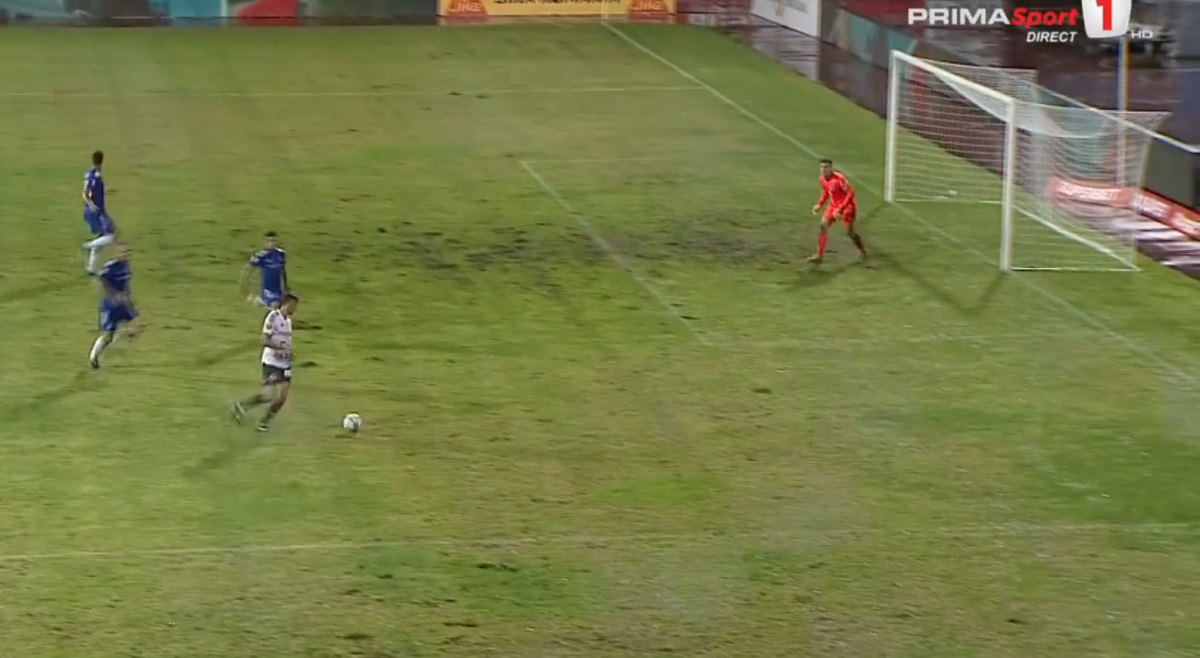 Cel mai norocos gol din Liga 1!  A ratat preluarea, pasa, șutul, dar mingea a intrat în poartă printre picioarele goalkeeperului
