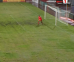 Cel mai norocos gol din Liga 1!  A ratat preluarea, pasa, șutul, dar mingea a intrat în poartă printre picioarele goalkeeperului