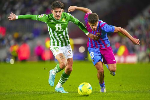 Hector Bellerin, în stânga, într-un meci cu Barcelona // foto: Imago Images