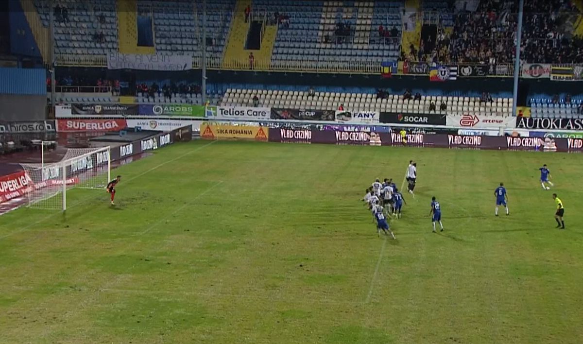 Gabi Iancu, execuție magistrală din lovitură liberă în U Cluj - FCU Craiova » Mingea a evitat zidul și s-a oprit în vinclu!