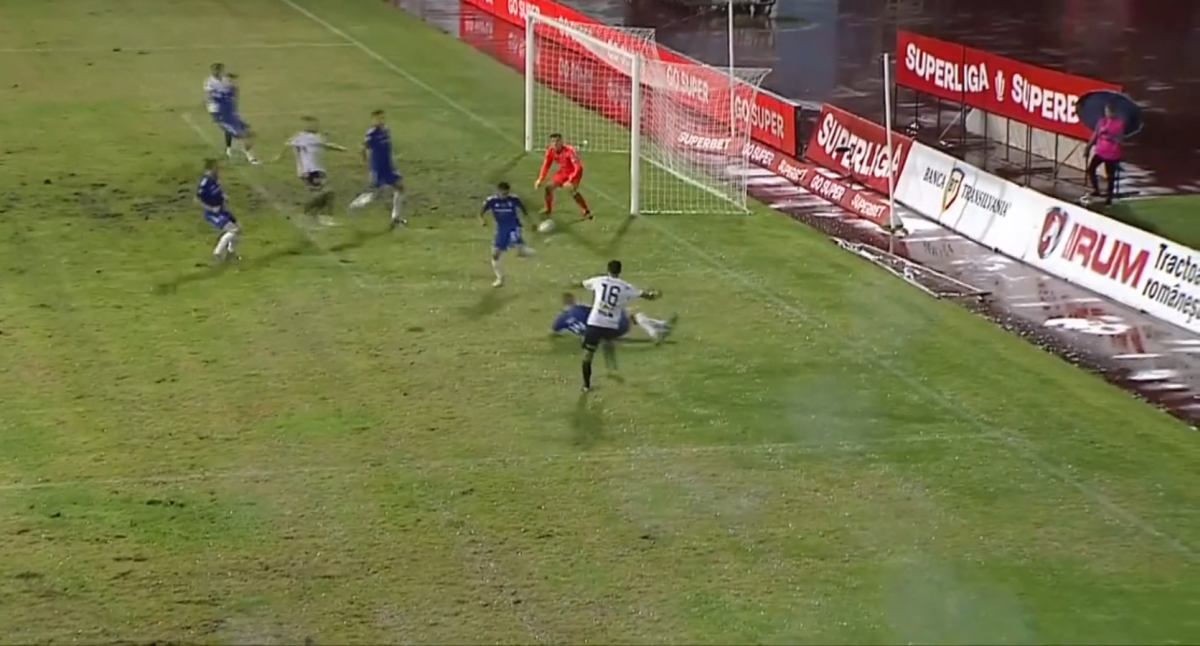Cel mai norocos gol din Liga 1!  A ratat preluarea, pasa, șutul, dar mingea a intrat în poartă printre picioarele goalkeeperului