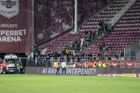 Suporterilor dinamoviști le-a fost interzis accesul în sector cu scenografia pe care o pregătiseră pentru derby și, în semn de protest, galeria oaspeților a părăsit arena.