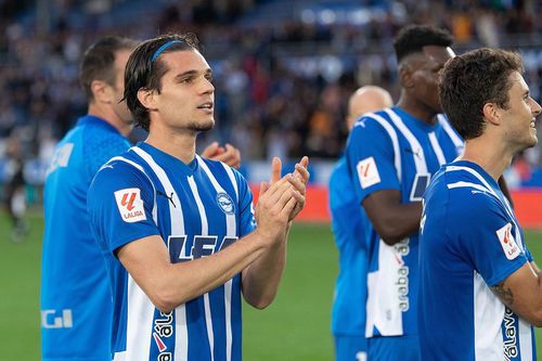 Mijlocașul Ianis Hagi (24 de ani) a debutat în tricoul celor de la Deportivo Alaves în victoria obținută azi de trupa bască, pe teren propriu, scor 1-0, în fața Valenciei, într-o partidă din runda cu numărul 4 din La Liga.