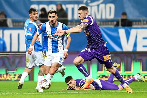 Tofan (jos) și Turda, amândoi în violet, într-un meci de Liga 1 cu CSU Craiova // foto: Imago Images