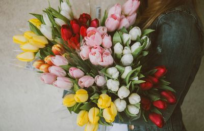 Cum să îți surprinzi persoana iubită cu un buchet de flori neașteptat